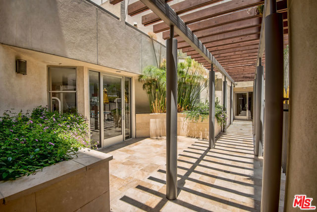 4180 Fair Avenue, Studio City CA: https://media.crmls.org/mediaz/ae541af3-e569-48b2-be21-9bb67ab0e171.jpg