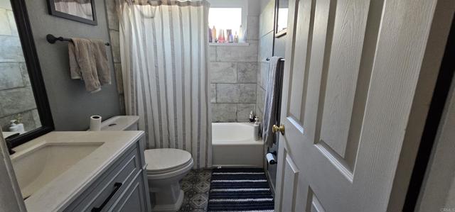Home for Sale in Lakeside