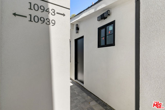 10943 Christine Way, Tujunga CA: https://media.crmls.org/mediaz/ae54ea63-1ba3-4c81-b966-afbaaf464ffa.jpg