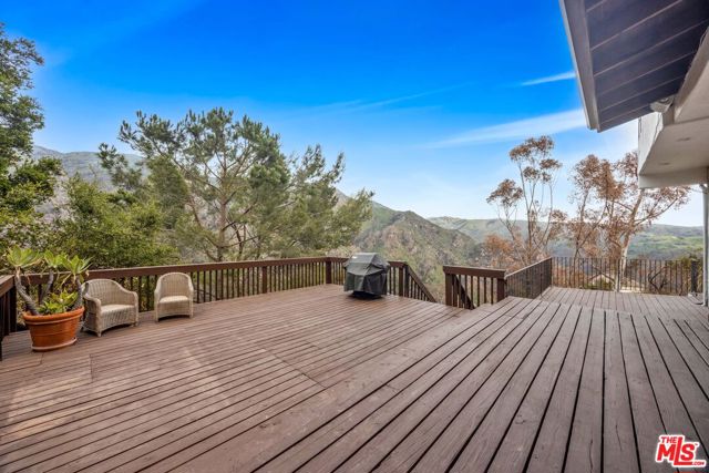 2382 Live Oak Meadows Road, Malibu CA: https://media.crmls.org/mediaz/ae56d42c-14d0-4fb9-83a9-0f4846211b2c.jpg