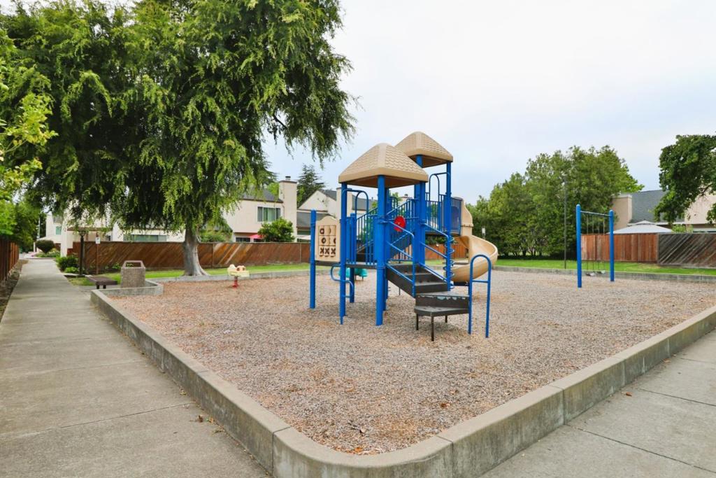 https://media.crmls.org/mediaz/ae578a29-7b92-4784-8937-76a9ff0347d4.jpg?preset=X-Large