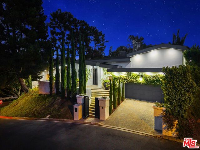 1100 Pine Drive, Beverly Hills CA: https://media.crmls.org/mediaz/ae58600c-03e8-4c57-9a9f-67292f199d93.jpg