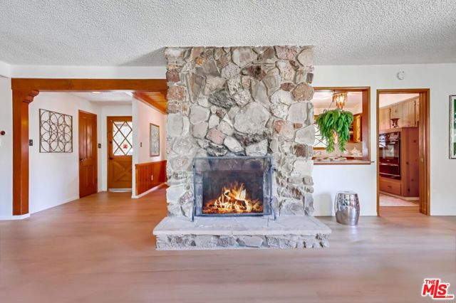 7951 Glenties Lane, Sunland CA: https://media.crmls.org/mediaz/ae587b19-d39c-495d-9adc-3a6eb1805f50.jpg