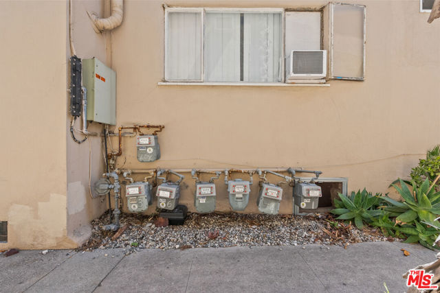 272 S Doheny Drive, Beverly Hills CA: https://media.crmls.org/mediaz/ae58a883-d55b-41dd-8a53-6e4cf23310d4.jpg