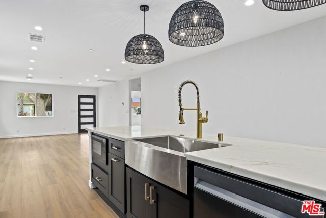 2700 S Palm Grove Avenue, Los Angeles CA: https://media.crmls.org/mediaz/ae58b425-fbc5-428e-aeb1-623ab93dafdd.jpg