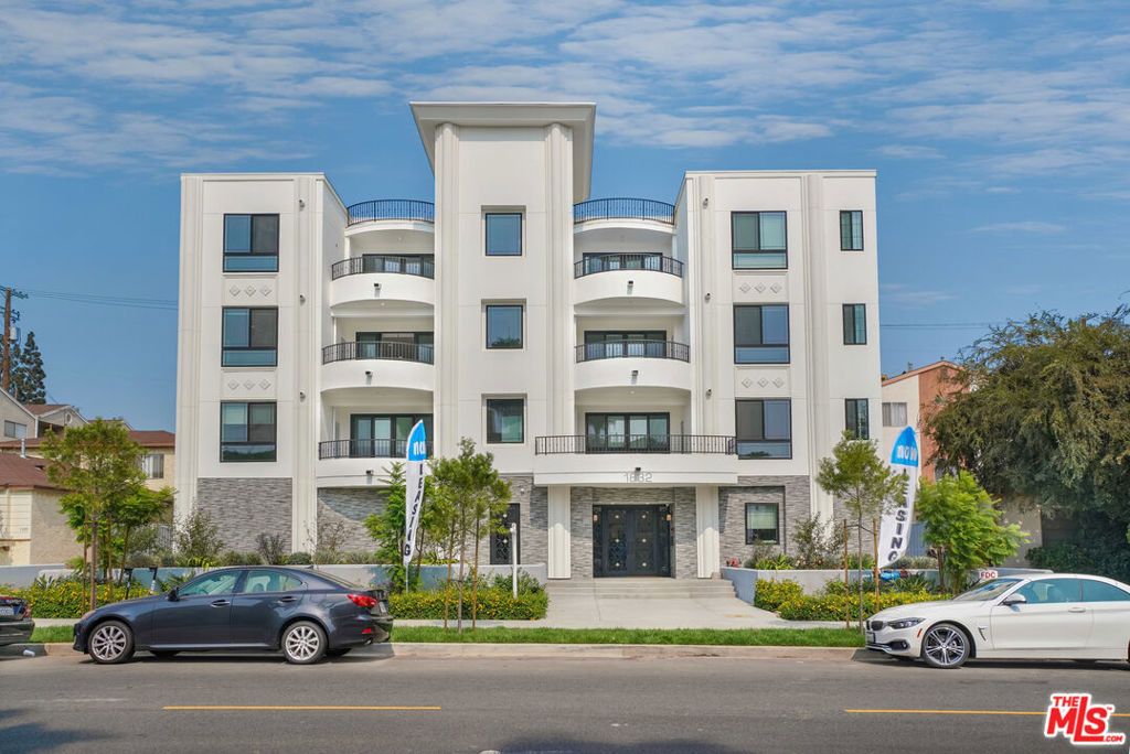 1832 S Barrington Avenue #401