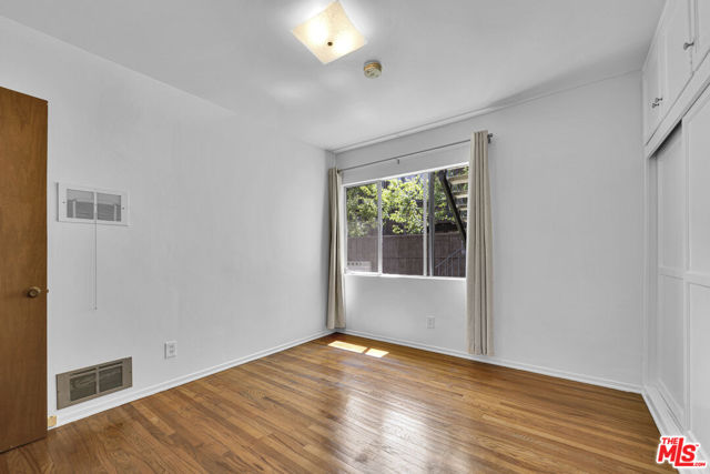938 15th Street, Santa Monica CA: https://media.crmls.org/mediaz/ae5a507f-91e8-4fb5-af4b-2229df2cc376.jpg