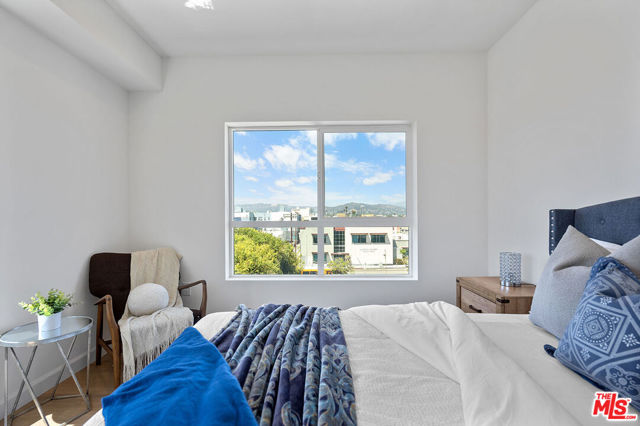 321 S Oxford Avenue, Los Angeles CA: https://media.crmls.org/mediaz/ae5a5746-d50b-444d-9236-63835ff04420.jpg