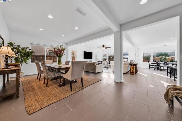 2305 Augusta Ave, Tracy CA: https://media.crmls.org/mediaz/ae5b862c-b228-4eee-94f4-e108917c621c.jpg