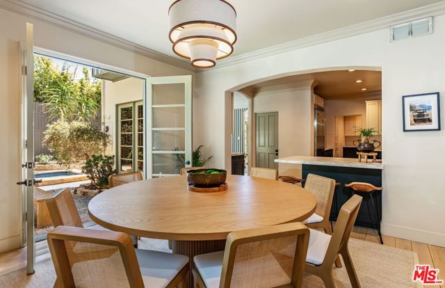 1136 N Doheny Drive, Los Angeles CA: https://media.crmls.org/mediaz/ae5bd147-5bf5-4eee-873f-3953e99ae354.jpg