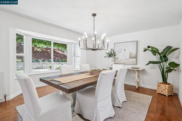 6 Greenwood Ct, Orinda CA: https://media.crmls.org/mediaz/ae5bf187-2115-4939-98fa-849dc6fbde58.jpg