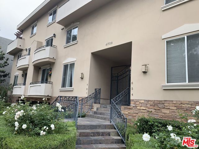 4732 Radford Avenue, Valley Village CA: https://media.crmls.org/mediaz/ae5c68da-039e-4f49-a1a7-c244bb44780d.jpg