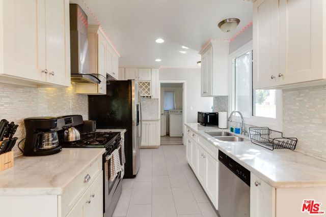 7553 GARDEN GROVE Avenue, Reseda CA: https://media.crmls.org/mediaz/ae5d6a55-1a87-4609-b54d-87cbe9d67ddd.jpg