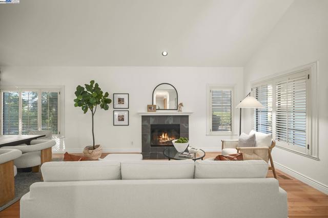 112 Kingswood Cir, Danville CA: https://media.crmls.org/mediaz/ae5fa848-46bb-4c7e-8bdb-0678354b8ab8.jpg