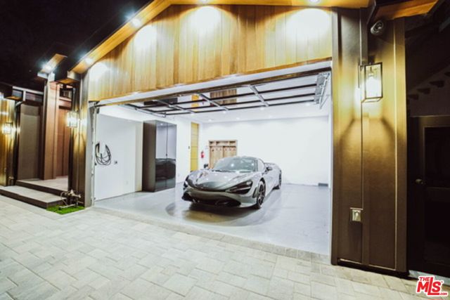 12354 Tiara Street, Valley Village CA: https://media.crmls.org/mediaz/ae5fcd45-af26-48fb-92d6-5ae93627cdb4.jpg