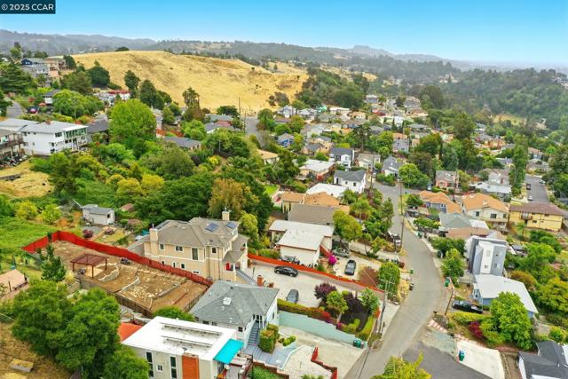 7968 Michigan Ave, Oakland CA: https://media.crmls.org/mediaz/ae6001e3-a267-49fe-a8f4-908b9d584f68.jpg