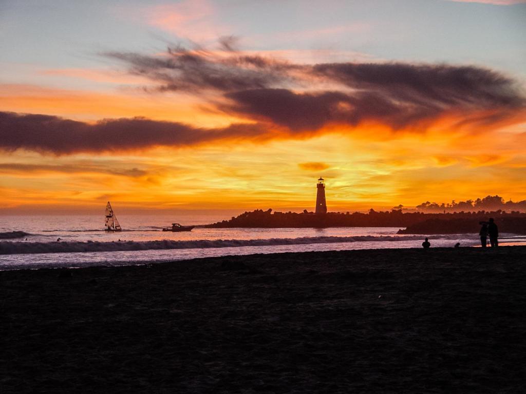 https://media.crmls.org/mediaz/ae60884b-9dfb-4786-a55d-27dc9d34de55.jpg?preset=X-Large