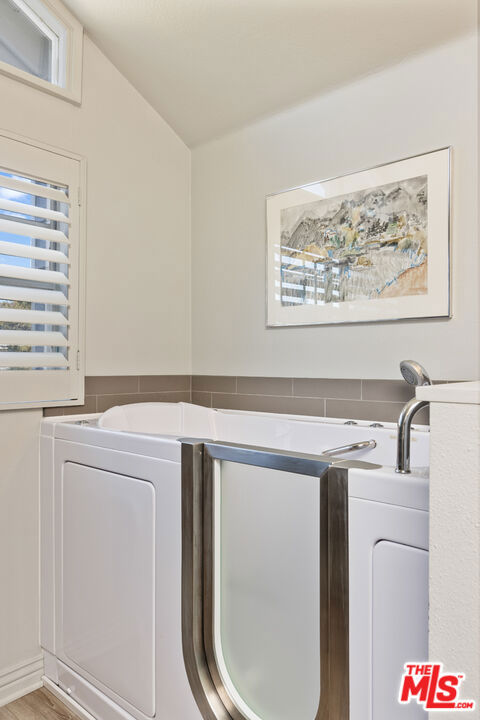 13082 Mindanao Way, Marina del Rey CA: https://media.crmls.org/mediaz/ae60ce64-184c-47dd-a26f-b550ee31b1ac.jpg