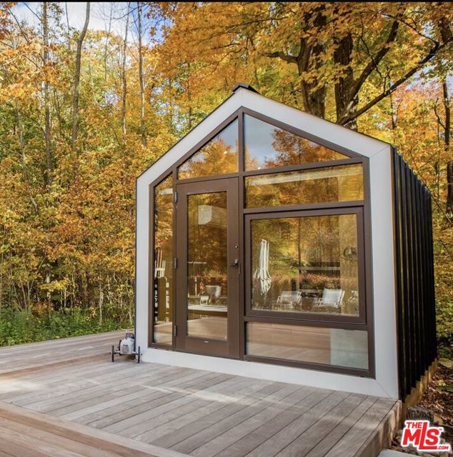 11775 Laurelwood Drive, Studio City CA: https://media.crmls.org/mediaz/ae60d53e-ac2f-49bf-a468-c28bb60151aa.jpg