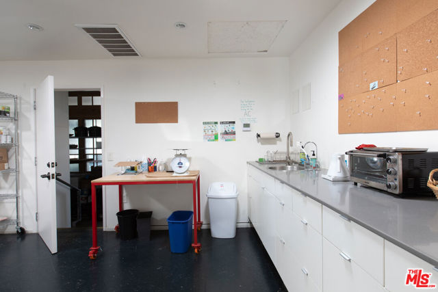 12906 Venice Boulevard, Los Angeles CA: https://media.crmls.org/mediaz/ae61bd37-c6c2-490a-9295-e5065c3ee92f.jpg