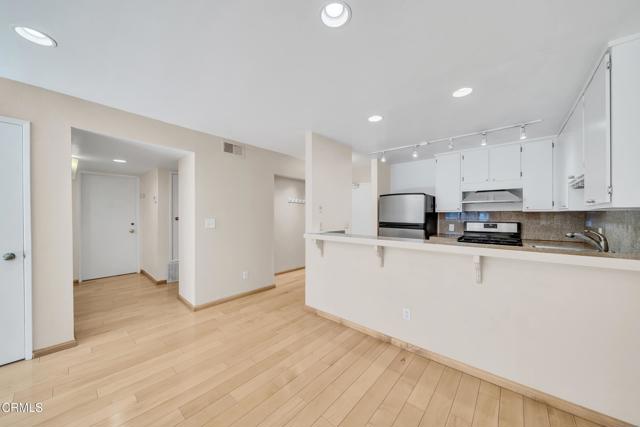 Detail Gallery Image 5 of 27 For 1940 N Highland Ave #10,  Los Angeles,  CA 90068 - 2 Beds | 2 Baths