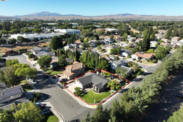 3211 Harvey Ct, Pleasanton CA: https://media.crmls.org/mediaz/ae62478e-cf48-43a1-8514-533a71a59f90.jpg