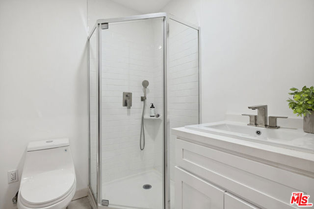 5221 Campo Road, Woodland Hills CA: https://media.crmls.org/mediaz/ae625f41-a736-438e-92a1-92205c5a2b80.jpg