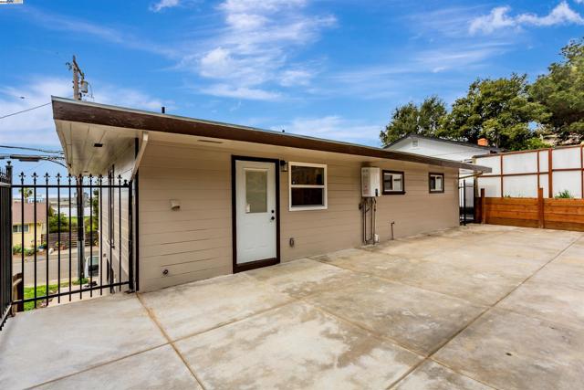 Image 28 of 35 For 158 Baxter St.