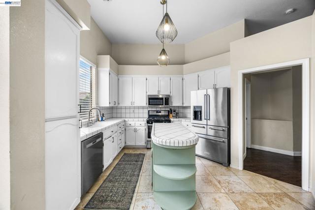 502 Chablis Way, Manteca CA: https://media.crmls.org/mediaz/ae63f066-5c43-4e04-b942-1fee54382fa4.jpg