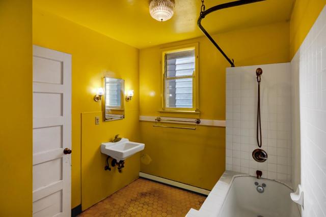 486 VAN BUREN ST, Monterey CA: https://media.crmls.org/mediaz/ae640420-8c62-46b1-81c8-043f4c4a5c20.jpg