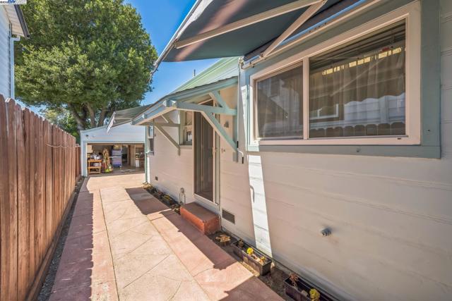 7525 Circle Hill Dr, Oakland CA: https://media.crmls.org/mediaz/ae640a9f-91e9-493f-802b-c0715c5cb28f.jpg