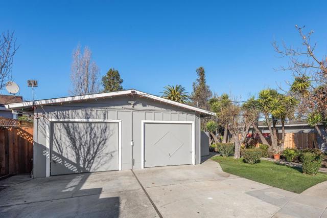 1005 Jones Court, Redwood City CA: https://media.crmls.org/mediaz/ae6425f8-8581-451f-87fe-4f3c5a9e68ba.jpg
