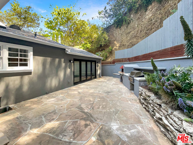 2252 Verde Oak Drive, Los Angeles CA: https://media.crmls.org/mediaz/ae64f619-0a43-4d69-9db4-f49a8176bea8.jpg