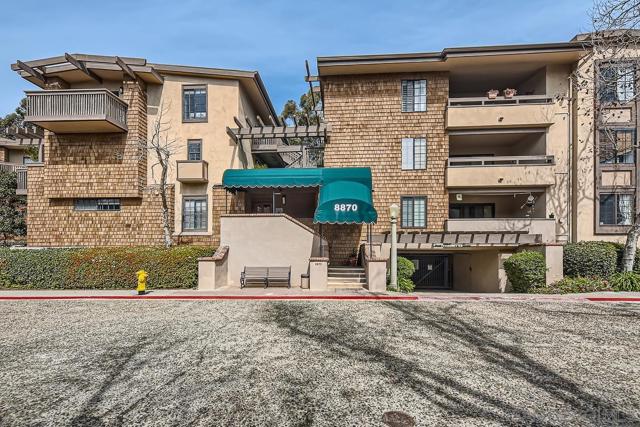 8870 Villa La Jolla Dr, La Jolla CA: https://media.crmls.org/mediaz/ae683e1f-9de3-453d-82c1-9fcd9896db5d.jpg