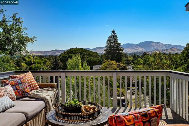2460 Sky Rd, Walnut Creek CA: https://media.crmls.org/mediaz/ae69a1ec-edea-4c5b-8346-f6e80570ae2d.jpg