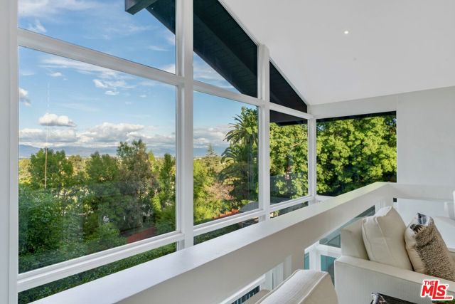 4854 Brewster Drive, Tarzana CA: https://media.crmls.org/mediaz/ae6bf072-e6b9-401c-b10f-cf5719489c83.jpg