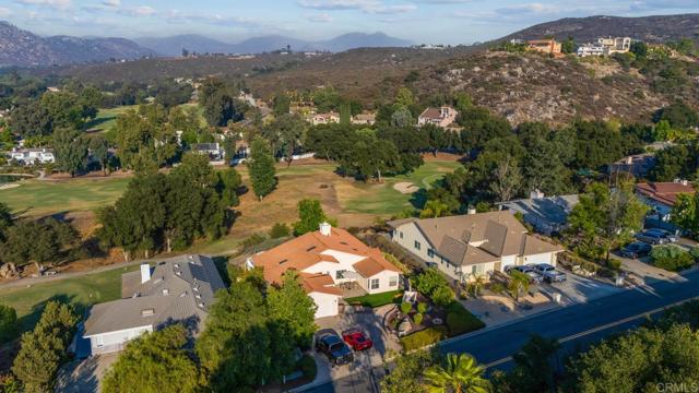 15425 Vista Vicente Dr, San Diego CA: https://media.crmls.org/mediaz/ae6c129e-4ce5-4e29-8c07-5d71742c962c.jpg
