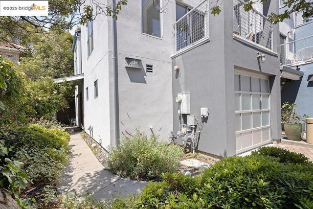 3927 Cerrito Ave, Oakland CA: https://media.crmls.org/mediaz/ae6c693c-778c-44c6-b10a-91db67a1d21f.jpg