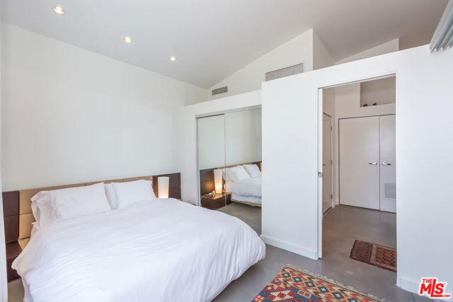 615 Hampton Drive, Venice CA: https://media.crmls.org/mediaz/ae6dd362-87a4-42eb-94ca-80d5a540ed04.jpg