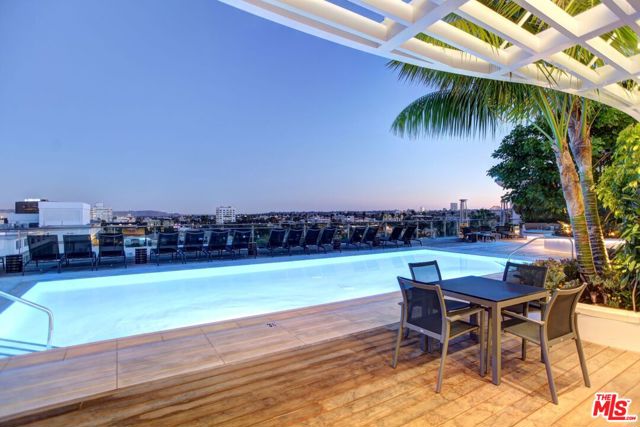 8500 Burton Way, Los Angeles CA: https://media.crmls.org/mediaz/ae6de824-ad45-40f8-ac64-f958b1cea57d.jpg