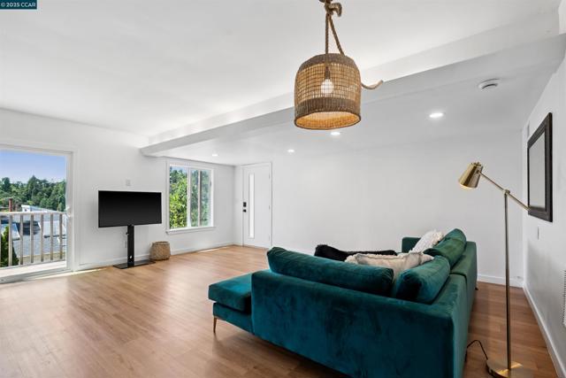 5915 ALHAMBRA AVE, Oakland CA: https://media.crmls.org/mediaz/ae6e073e-311b-4626-b42d-bf0f43c0f499.jpg