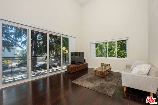 1127 15th Street, Santa Monica CA: https://media.crmls.org/mediaz/ae70f29f-3b92-4b50-9efb-558bf0006602.jpg