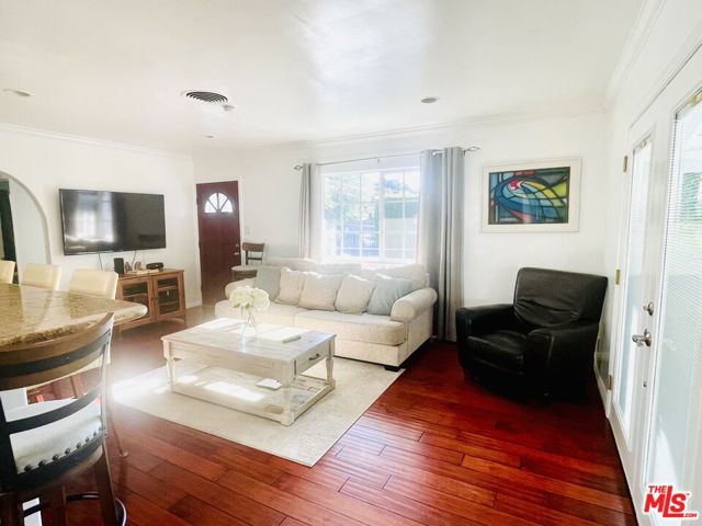 10704 Oro Vista Avenue, Sunland CA: https://media.crmls.org/mediaz/ae71dfba-d300-461a-ae37-69093815534a.jpg