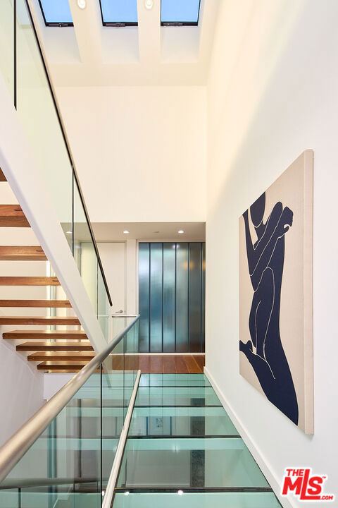 5106 Pacific Avenue, Marina del Rey CA: https://media.crmls.org/mediaz/ae72bc48-b512-4467-96f6-7ef1d9090f63.jpg