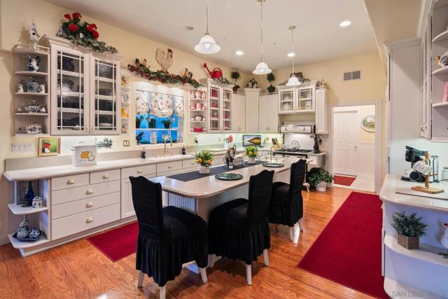 24665 Rancho Santa Teresa Dr, Ramona CA: https://media.crmls.org/mediaz/ae731134-e5f8-4565-801f-1efe458a96be.jpg