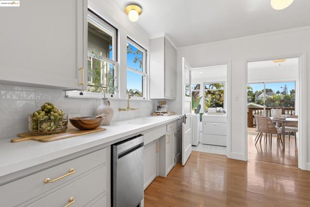 1048 Annerley Rd, Oakland CA: https://media.crmls.org/mediaz/ae73abb5-aca5-472f-94fd-c3d2cede5215.jpg