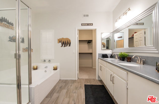 596 Fenwick Way, Simi Valley CA: https://media.crmls.org/mediaz/ae74093d-b16e-454f-88df-327525a069f0.jpg