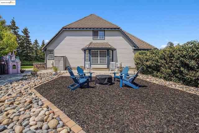 15 Madeira Ct, Oakley CA: https://media.crmls.org/mediaz/ae742d64-d312-43ac-8ca6-11dc8ae109a0.jpg
