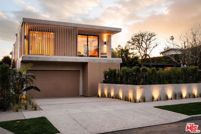 2457 Glyndon Avenue, Venice CA: https://media.crmls.org/mediaz/ae74678f-ce90-45e6-8b60-00b2d576d09a.jpg