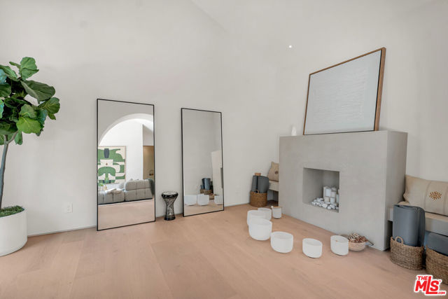 4046 Shadyglade Avenue, Studio City CA: https://media.crmls.org/mediaz/ae747451-90ea-4f60-941e-8c085491bc84.jpg